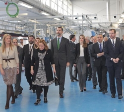 Don Felipe y Doña Letizia durante su recorrido por las instalaciones
